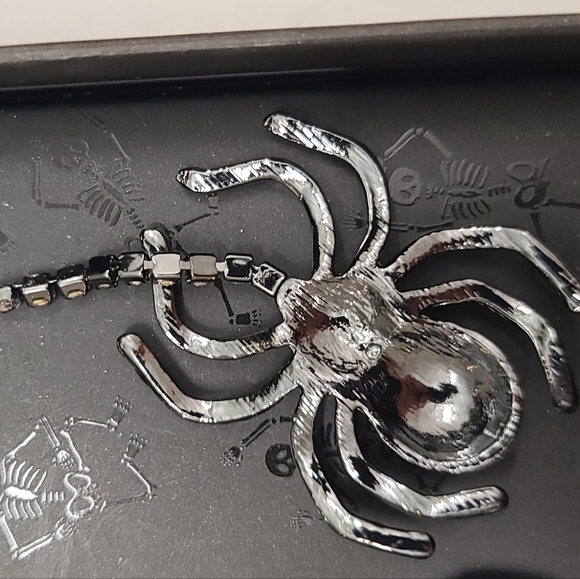 New In BoxSPIDER crystal earrings - Picture 4 of 6